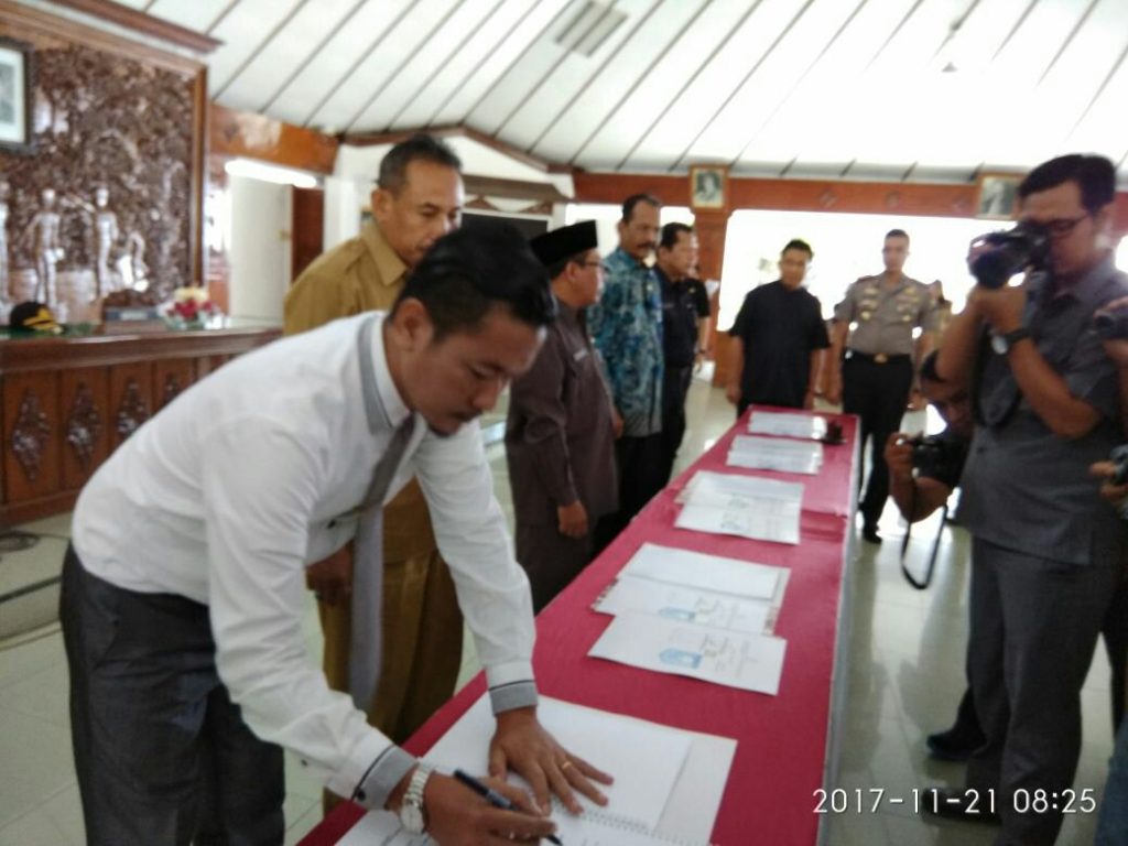 Kapolres dan Bupati Bojonegoro Menandatangani MOU Dana Desa