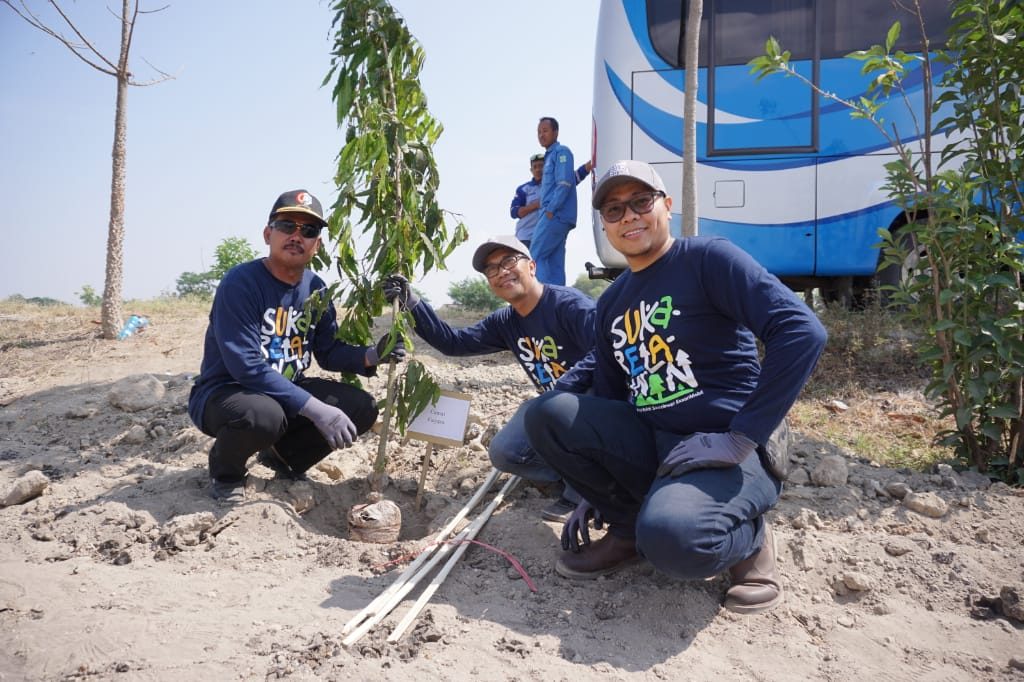 Karyawan EMCL Kerja Bakti Bersama Warga Sekitar Lapangan Minyak BanyuUrip