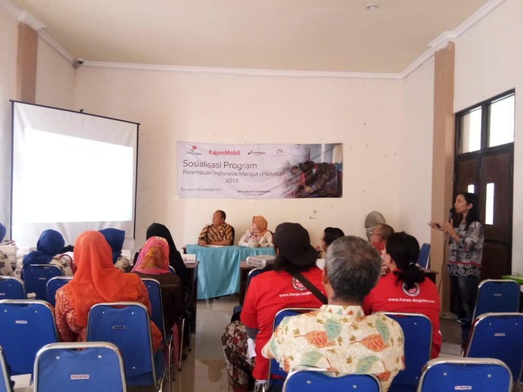 EMCL Dukung Ekonomi Perempuan di Bojonegoro Lewat Program Rajut