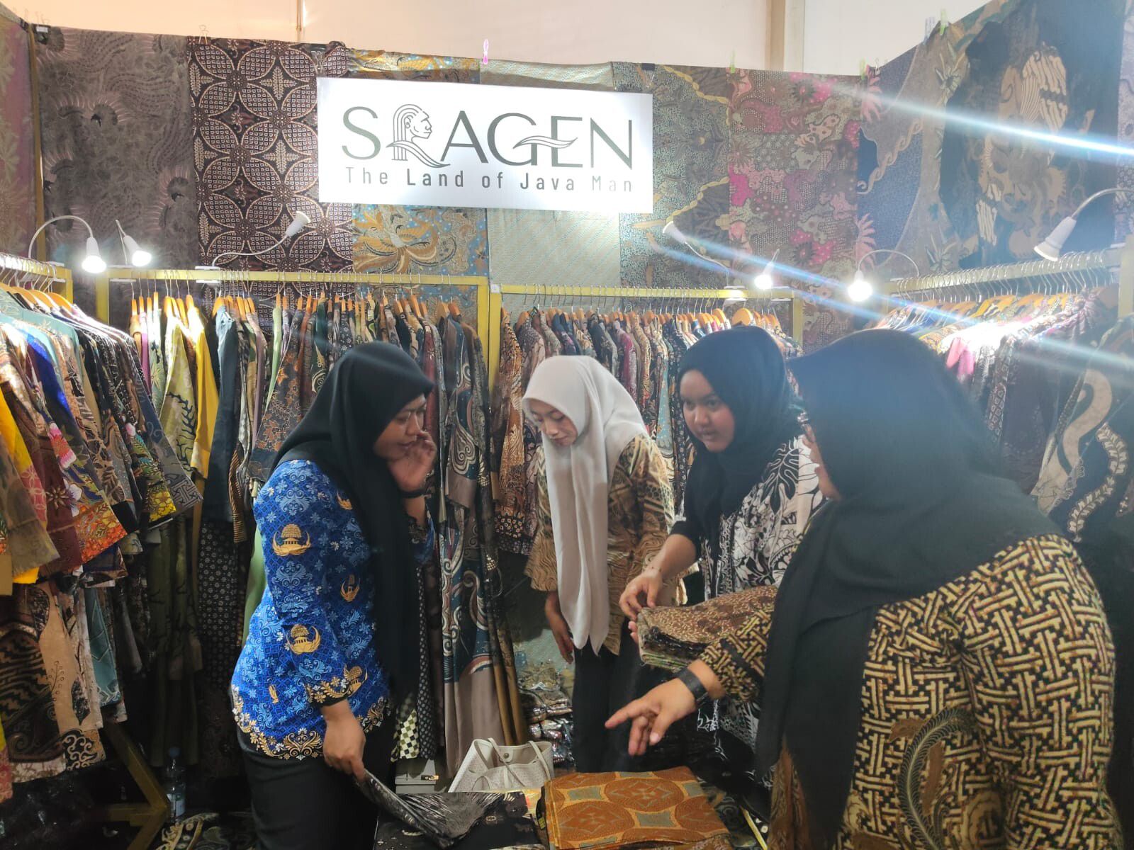Hari Pertama Buka, Bojonegoro Wastra Batik Festival 2026 Ramai Diserbu Pengunjung