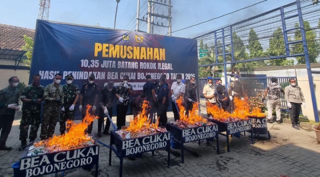 Bea Cukai Bojonegoro Musnahkan 10,3 Juta Batang Rokok Ilegal