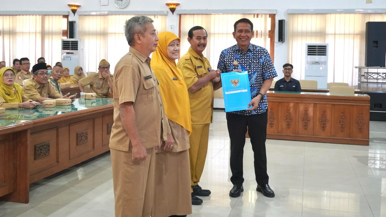113 PNS Lingkup Pemkab Bojonegoro Terima SK Pensiun//