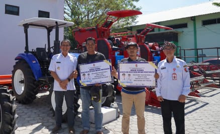 Perkuat Ketahanan Pangan Daerah/ Bupati Serahkan Bantuan Sarpras Pertanian 