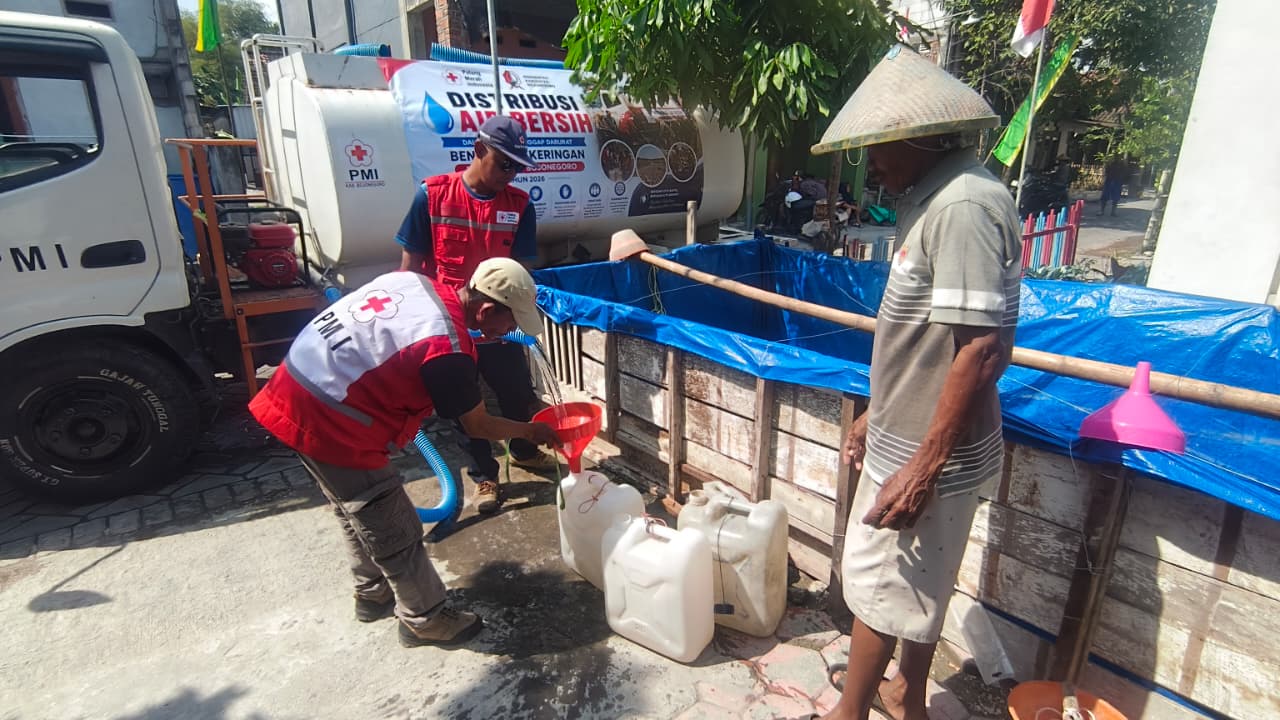 Kolaborasi PMI dan BPBD Bojonegoro Salurkan Bantuan Air Bersih