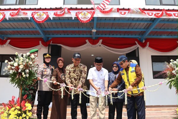 Menko PMK Pratikno Resmikan Gedung Baru di SMPN 1 Padangan, Beri Semangat Siswa Terus Belajar Menggapai Mimpi
