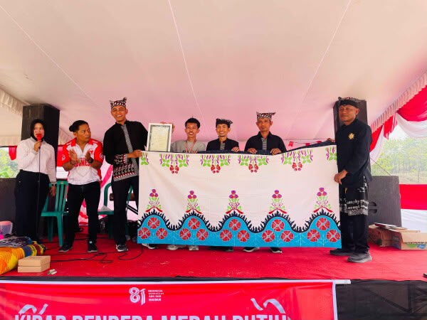 Kolaborasi dengan Mahasiswa KKN PINTAR Unugiri, Desa Margomulyo Kembangkan Batik Lelaku Sulur Wungu