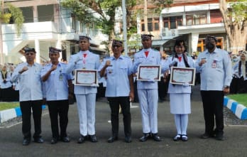 Bupati Bojonegoro Beri Penghargaan Kepada Tiga Siswa Berprestasi 