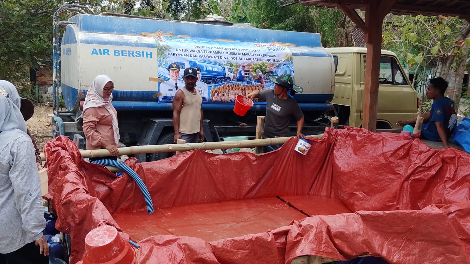 Pegawai Dinsos Bojonegoro Galang Donasi Bantu Air Bersih 