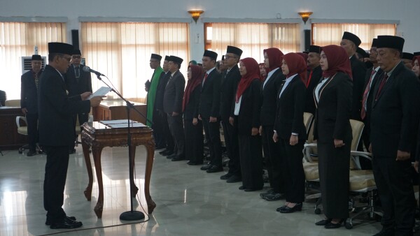 Bupati Lantik dan Ambil Sumpah Jabatan 113 Pegawai, Tekankan Profesionalitas dalam Pelayanan
