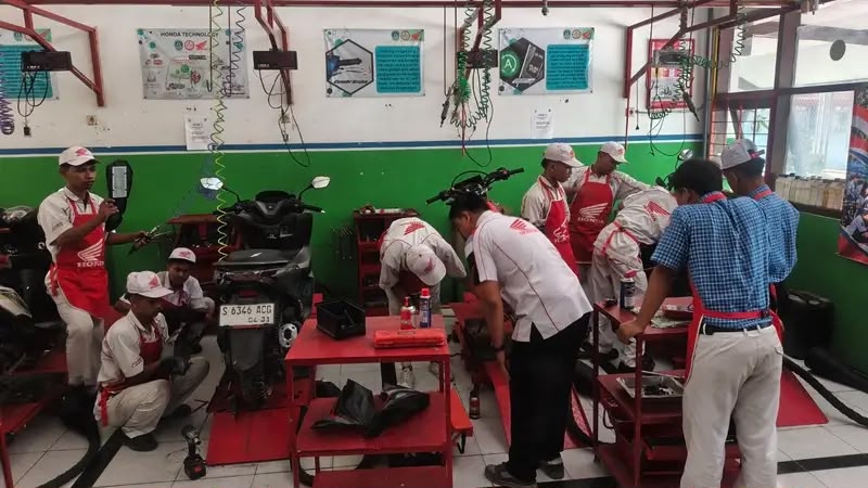 Semarak Hari Jadi ke-81 Jatim, Siswa SMK di Bojonegoro Gelar Servis Motor Gratis
