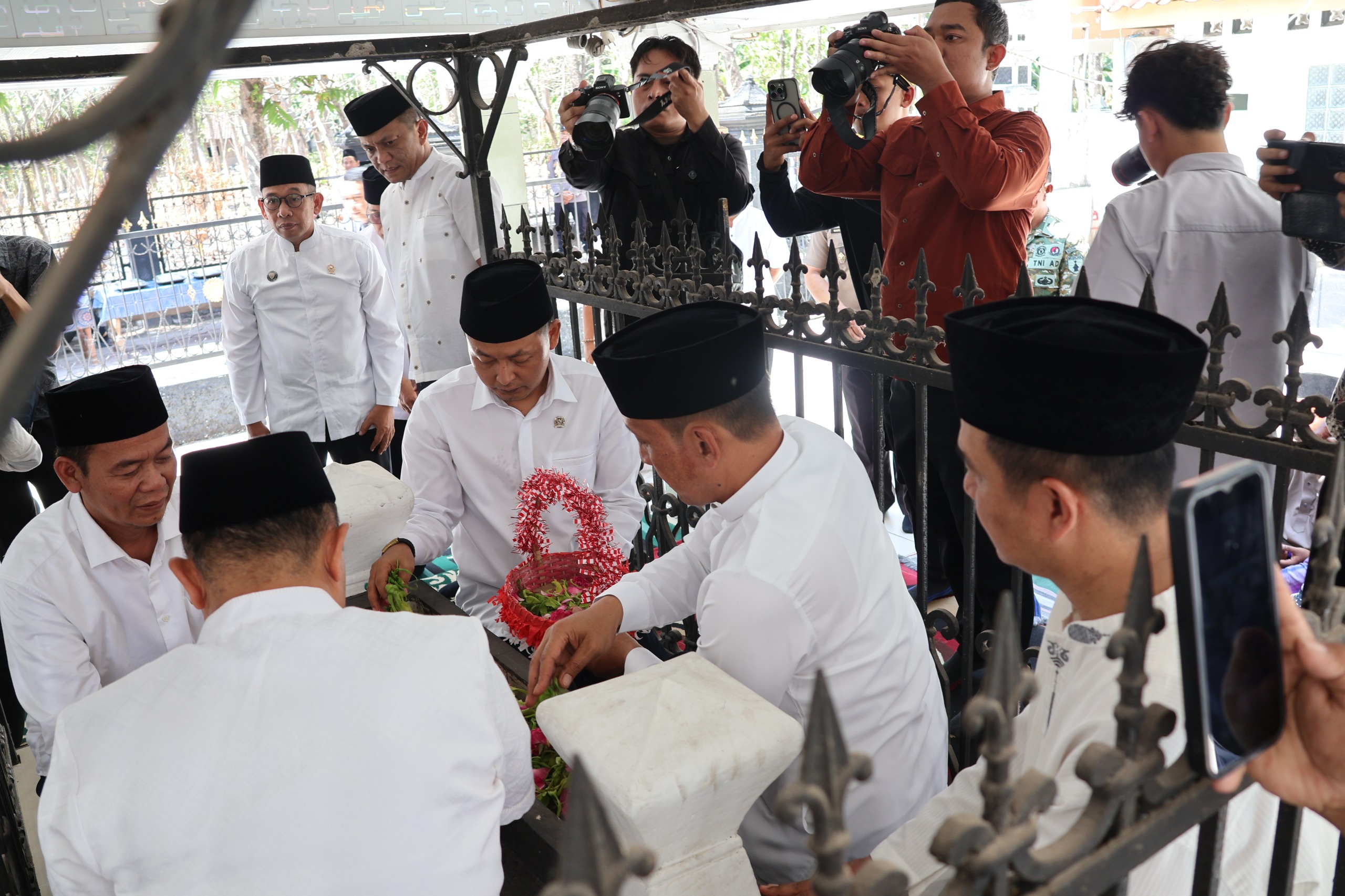 Peringati HJB ke-349, Bupati dan Wakil Ziarahi Makam Leluhur