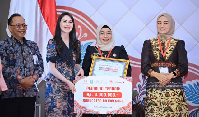 Membanggakan, Dekranasda Bojonegoro Raih Penghargaan Pembina Terbaik Se Jawa Timur